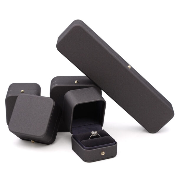 Custom Leather Jewelry Box for Earrings, Rings & Bracelets – Wholesale OEM Custom leather jewelry box with earring insert, ring display compartment, and branded closure
