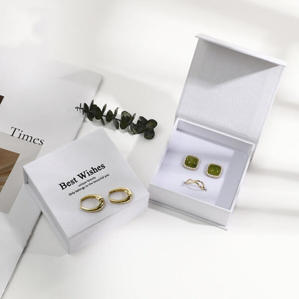 Recyclable Magnetic Flip-Top Jewelry Paper Boxes — Custom OEM Wholesale Packaging Recyclable magnetic flip-top jewelry paper boxes with custom branding, logo printing, and foam inserts for retail gift packaging