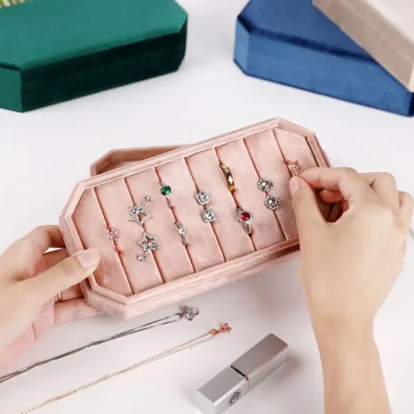 Custom Flip Cover Ring Display Box with Velvet Lining – Bulk Jewelry Packaging Premium flip-cover velvet ring display box with multiple compartments for jewelry storage and retail packaging