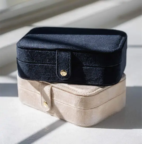 Custom Velvet Jewelry Organizer Case with Mirror — Portable Travel Display Box Custom velvet jewelry organizer case with mirror open, showing necklace hooks, ring rolls, and earring compartments