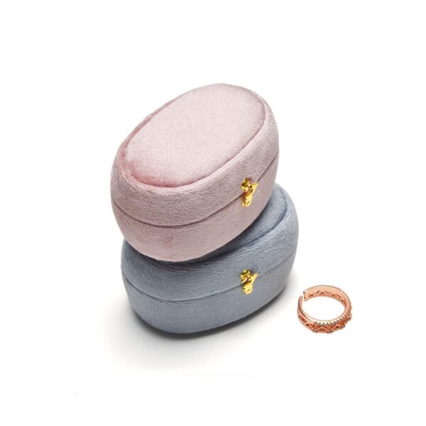 Oval Velvet Ring Box for Double Rings | Custom Wholesale Jewelry Packaging Oval velvet ring box with double ring compartments, custom logo printing, wholesale jewelry packaging
